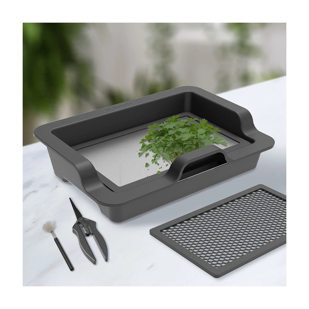 AC-Infinity-Trim-Tray-in-Benutzung