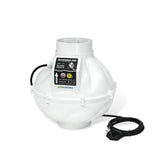 Prima Klima Silenced Fan WhisperBlower Ø125 mm, EC-Motor PK125WHSP-ESM, eine weiße Lüftereinheit mit einem energieeffizienten EC-Motor und einem angebrachten Netzkabel zur Luftförderung von 450 m³/h.