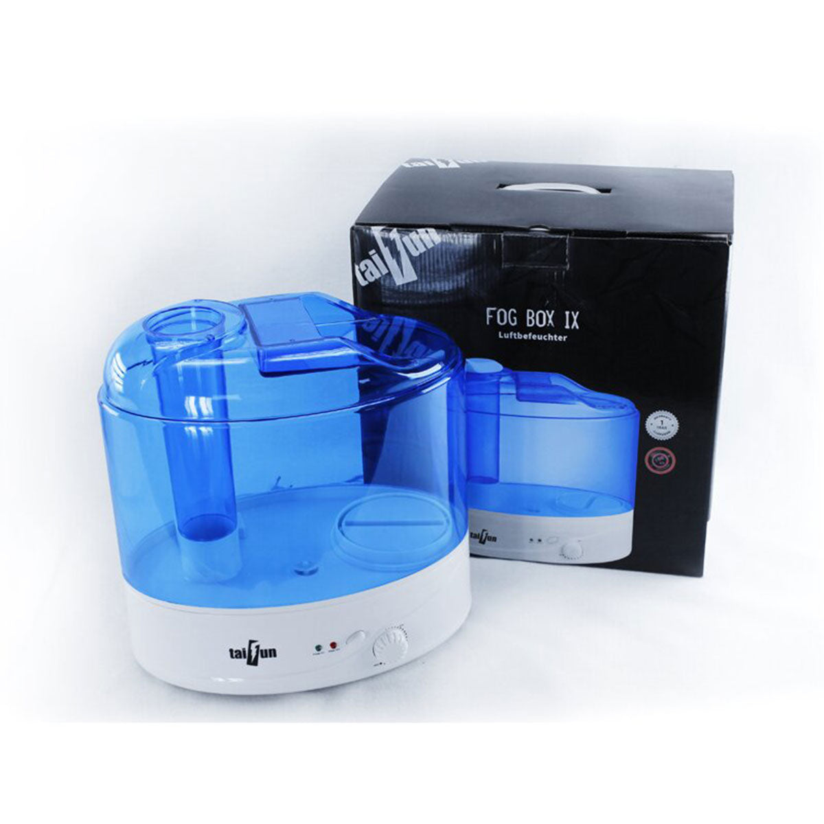 Taifun Fog Box IX Luftbefeuchter 8,7L: Taifun Luftbefeuchter mit transparentem blauen Wassertank und weißem Boden, daneben die Originalverpackung. Ideal für effiziente Luftbefeuchtung und eine größere Wasseraufnahmefähigkeit.