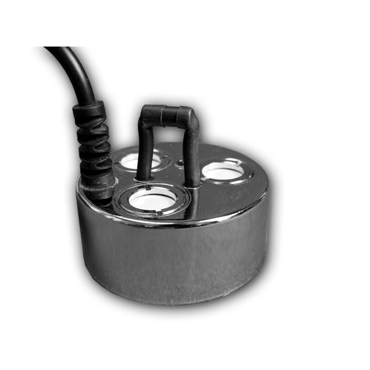 Taifun Nebler Fog Machine III - Düsenansicht – Nahaufnahme der drei Nebeldüsen der Taifun Nebelmaschine, für eine präzise Verteilung des Nebels.