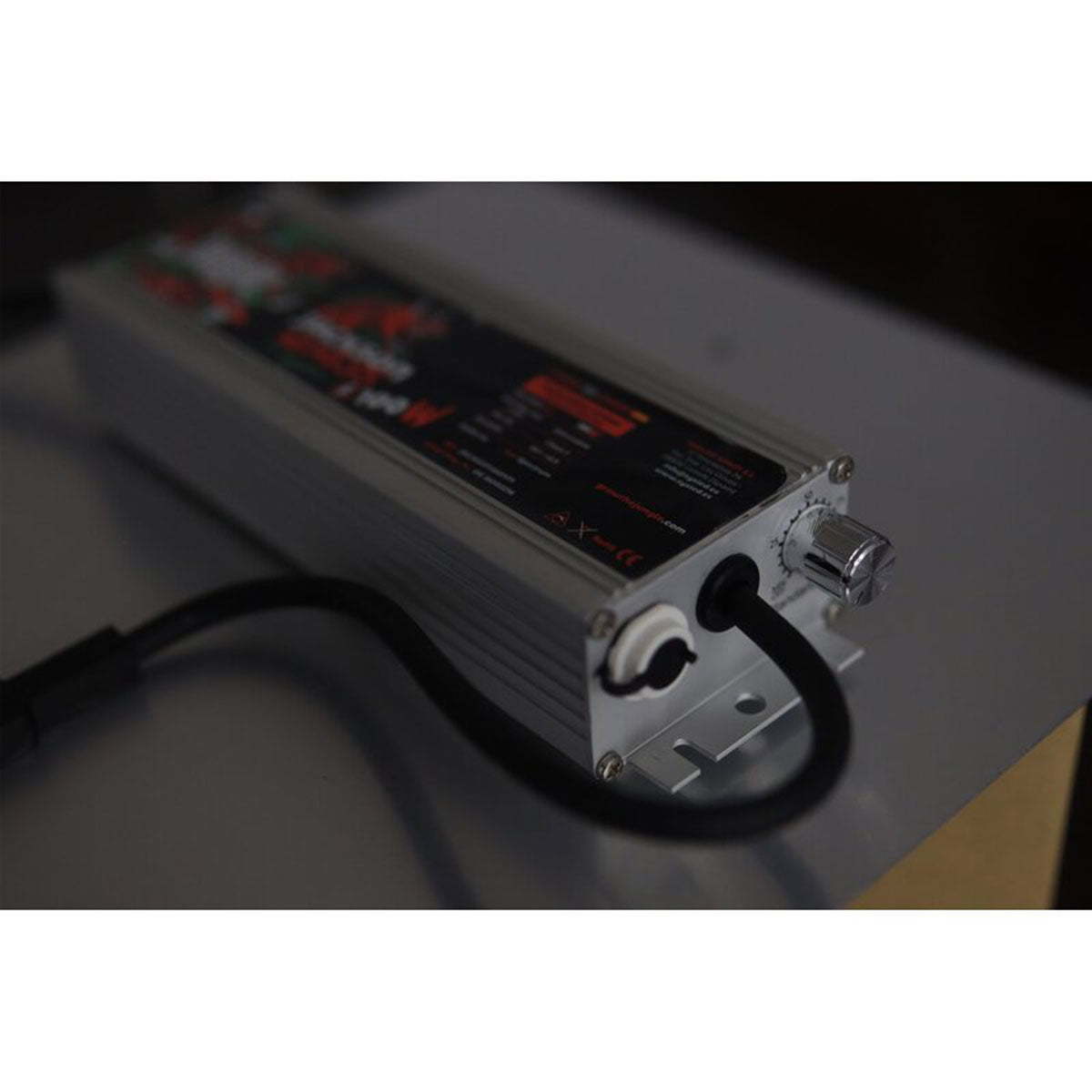 Nahaufnahme des LED-Treibers für das The Jungle LED-Board, Modell The Jackson LT 200W, mit gut sichtbaren Anschlusskabeln und Steuerknopf.