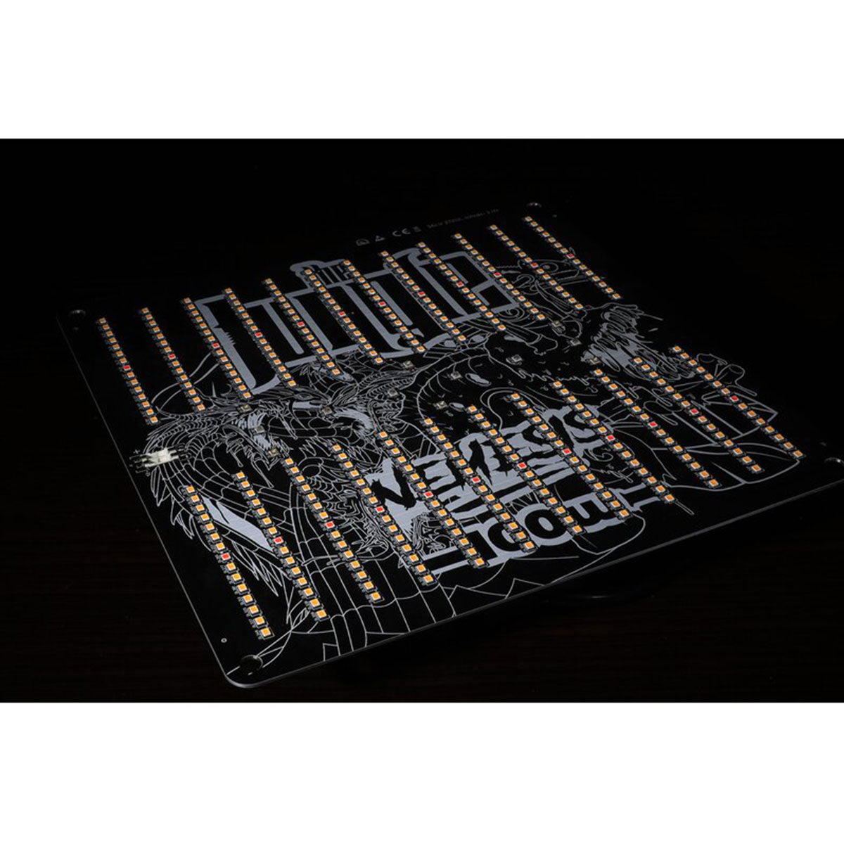 Nahaufnahme des beleuchteten Jungle LED Jackson NEMESIS 100W Panels auf schwarzem Hintergrund.