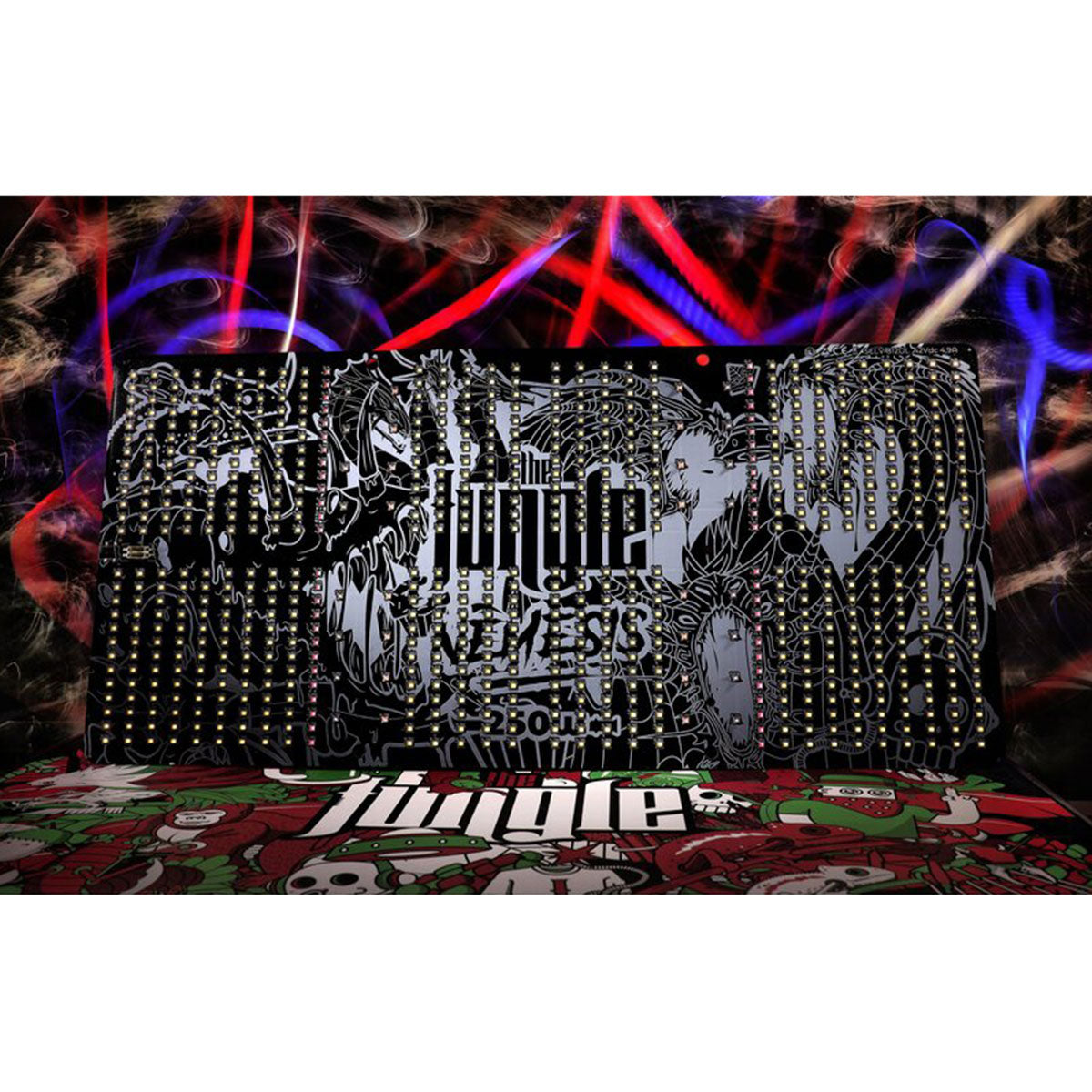 LED-Paneel “The Jungle NEMESIS 250W” in aktivem Zustand, leuchtend in einer Box mit bunten grafischen Illustrationen im Hintergrund.