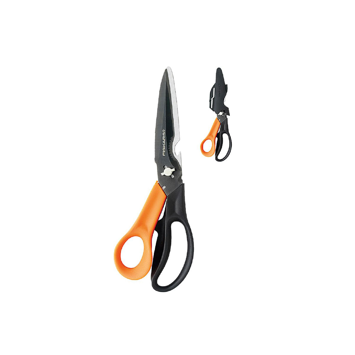 FISKARS Mehrzweckschere Cuts+More, abgebildet mit orange-schwarzem Griff und geöffneter Klinge, zweite Darstellung im Hintergrund zeigt die Schere im geschlossenen Zustand.
