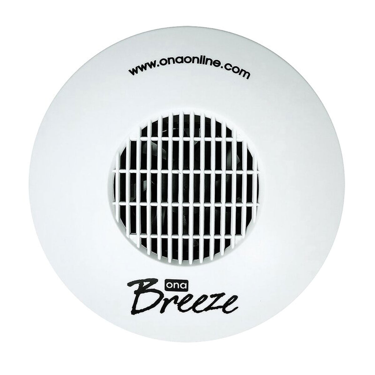 Ein runder, weißer ONA Breeze Ventilator mit einem zentralen Gitter. Der Markenname “ONA Breeze” ist unten aufgedruckt, während oben der Schriftzug “www.onaonline.com” sichtbar ist. Der Ventilator ist für die Luftzirkulation und Geruchskontrolle konzipiert.