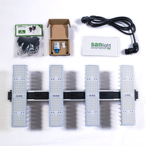 Inhalt des SANlight EVO 4-80 Sets: Verschiedene Komponenten des Sets, darunter die LED-Lampe, ein Dimmer, Aufhänger und ein Netzkabel, auf einem weißen Hintergrund arrangiert.