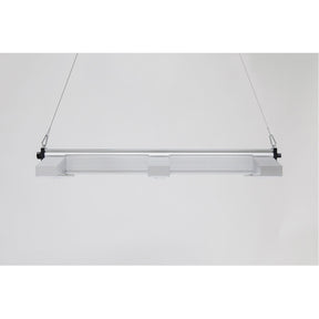 Seitenansicht der SANlight EVO 3-100 LED-Pflanzenlampe, die die schlichte Bauweise mit effizienter Kühltechnik zeigt. Die Lampe ist horizontal an zwei Aufhängungen befestigt.