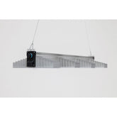 SANlight Evo 4-100 265W 1.5 für 100 x 100 cm Growbox, Seitenansicht der Lampe, aufgehängt mit Drahtseilen.