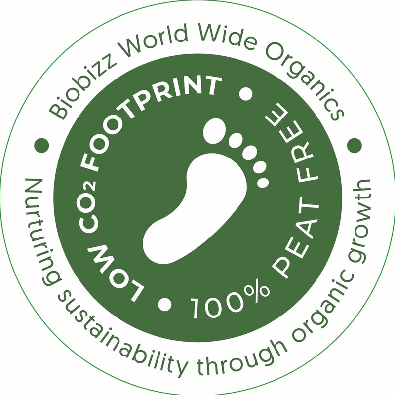 Nachhaltigkeitslabel mit Fußabdruck und Aufschrift "Low CO2 Footprint", "100% Peat Free", "Biobizz World Wide Organics", "Nurturing sustainability through organic growth"